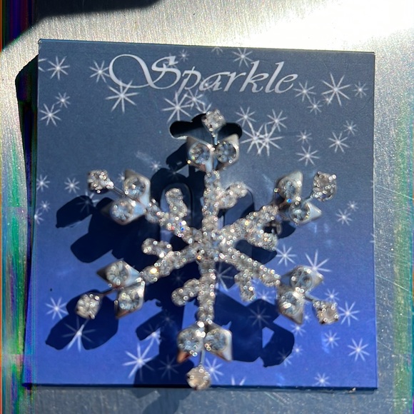 New Unique Clear Crystal Snowflake Pin. Great gift idea! - Picture 2 of 4